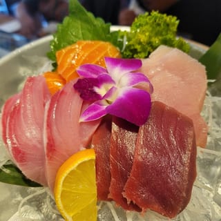 SU3-SMALL SASHIMI (12PCS CHEFS CHOICE)