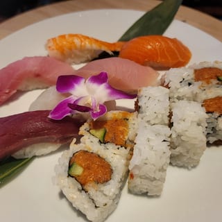 SU1-SHOGUN 6PCS SUSHI & SPICY TUNA OR CALI
